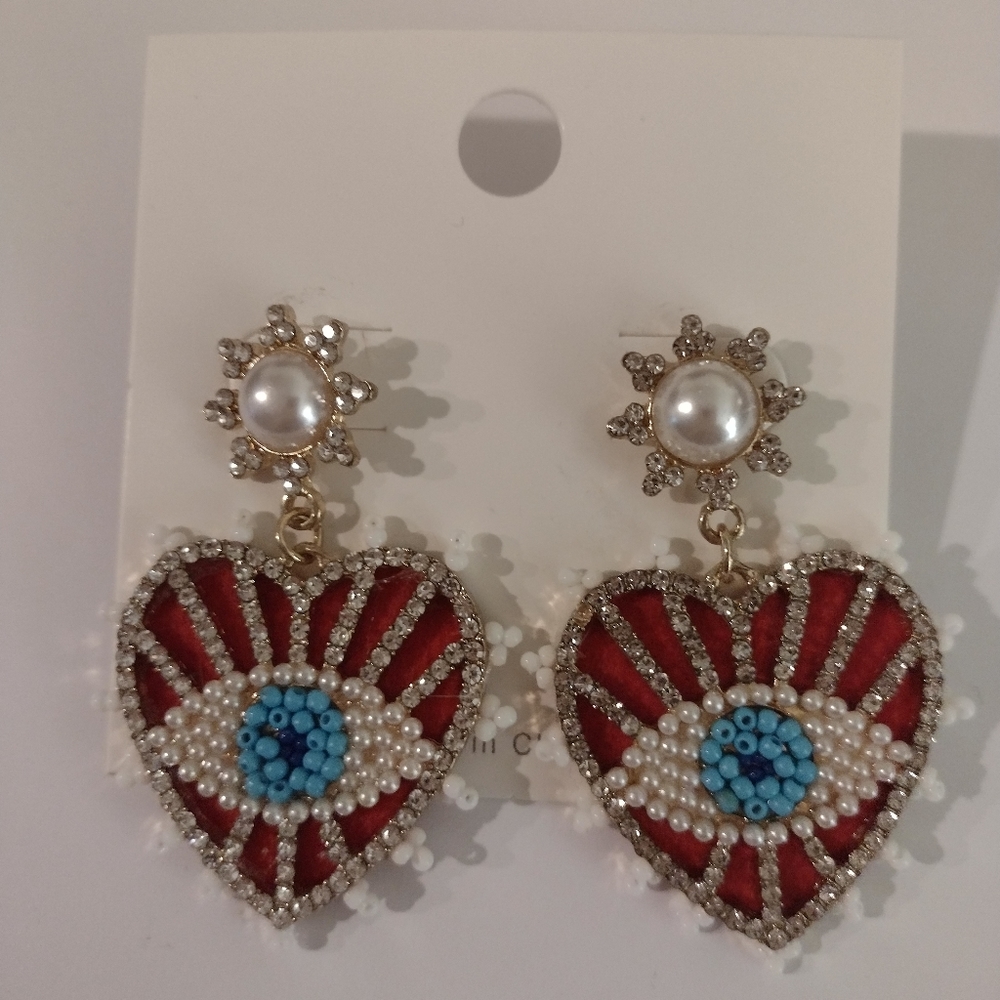 Eye heart earrings from Dvacaman